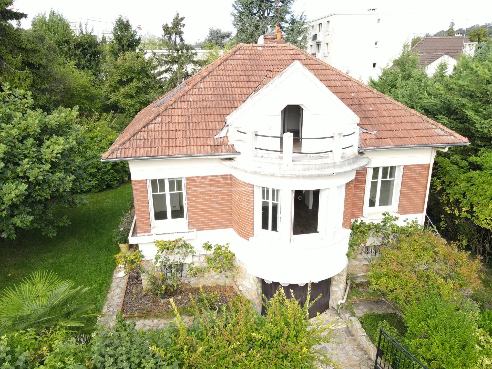 Maison familiale à Sceaux Maison familiale rénovée avec jardin à Sceaux, vue aérienne.