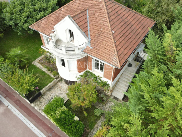Maison familiale rénovée avec jardin fruitier à Sceaux, vue aérienne.