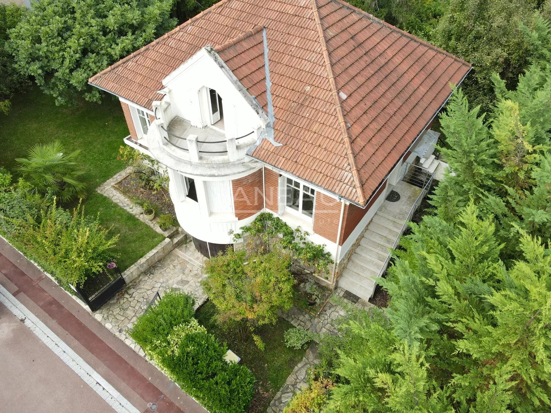 Maison familiale à Sceaux Maison familiale rénovée avec jardin fruitier à Sceaux, vue aérienne.