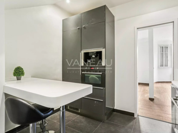Cuisine moderne avec un comptoir et un four intégré dans une maison rénovée.