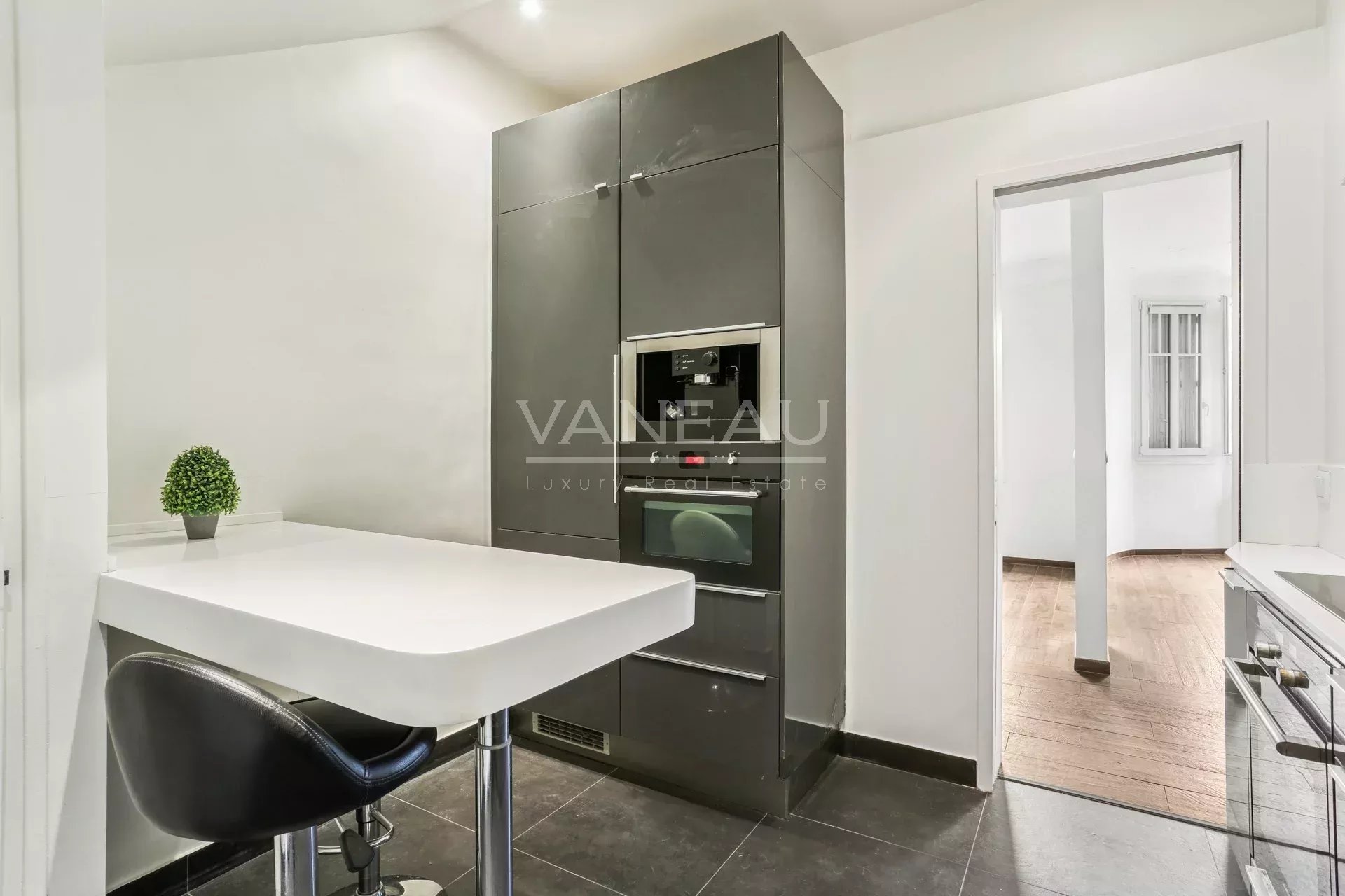 Cuisine moderne dans une maison à Sceaux Cuisine moderne avec un comptoir et un four intégré dans une maison rénovée.