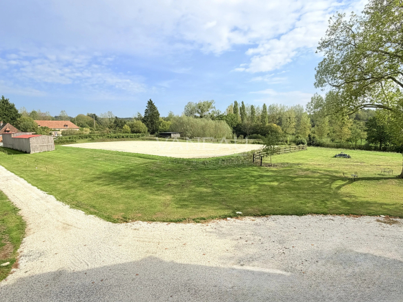 Vue d'une propriété équestre avec prairies et boxes, Saint-Julien-sur-Calonne.