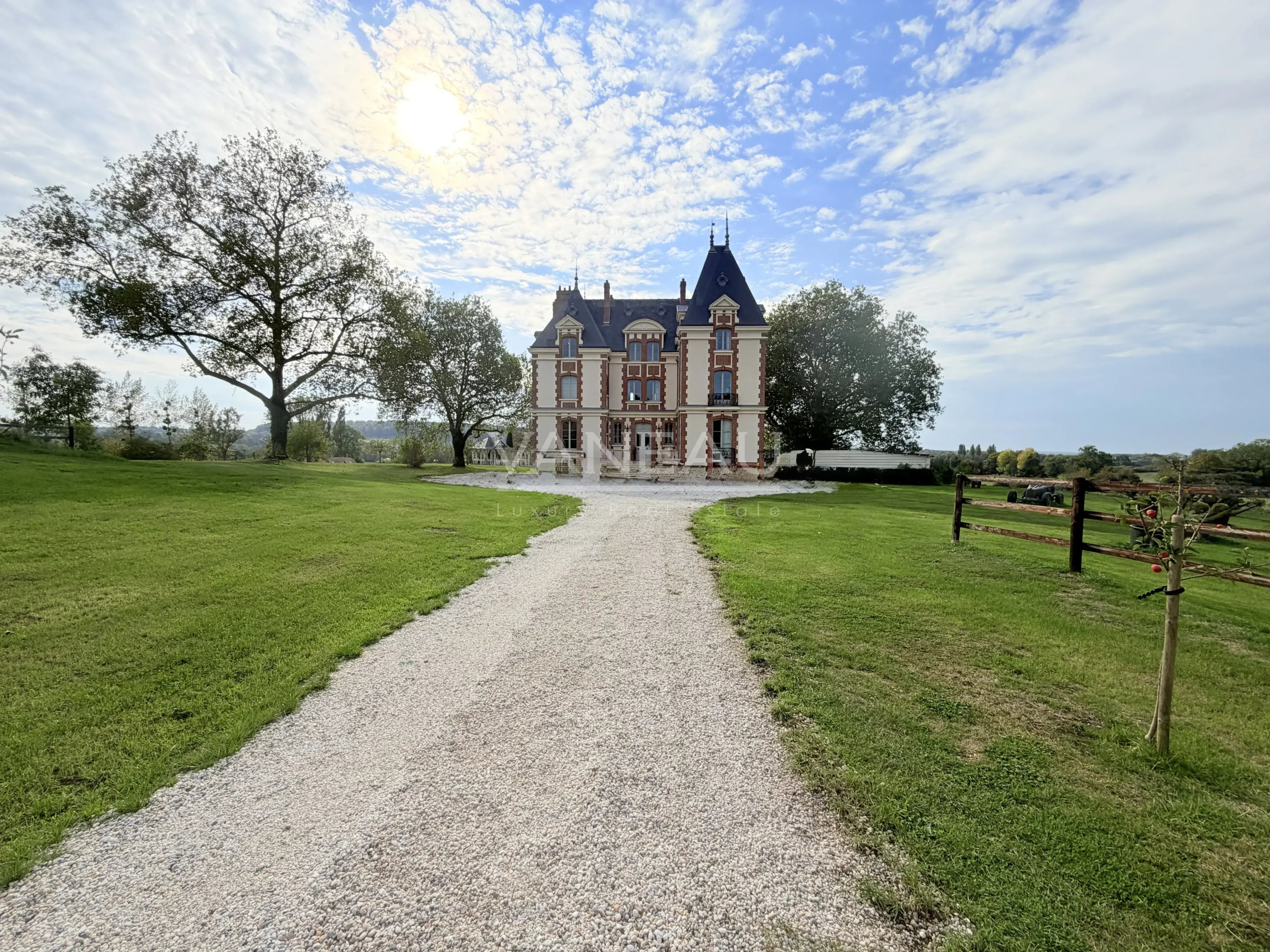 Château du Pays d’Auge Château de 1900 avec parc et chemin d'accès, situé à Saint-Julien-sur-Calonne, Pays d'Auge.