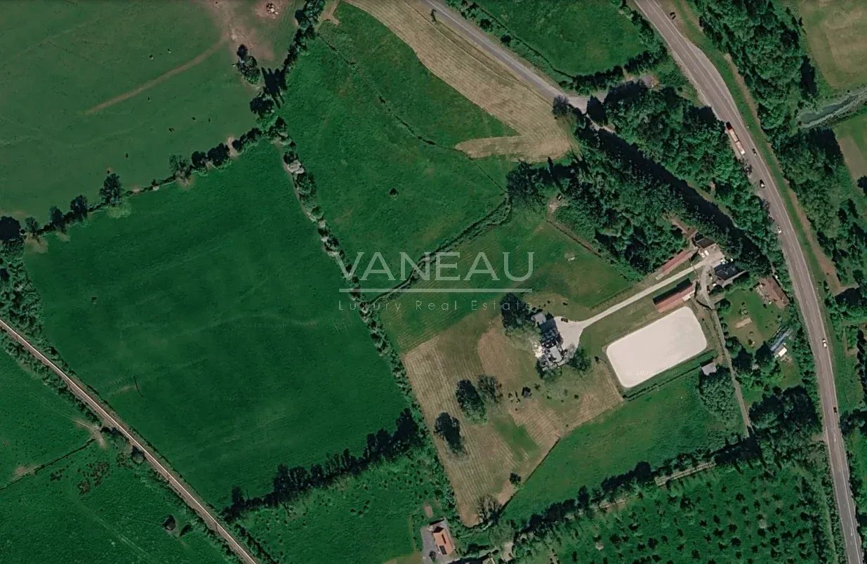 Propriété équestre à Saint-Julien-sur-Calonne Vue aérienne d'une propriété équestre avec château et prairies à Saint-Julien-sur-Calonne, Pays d'Auge.