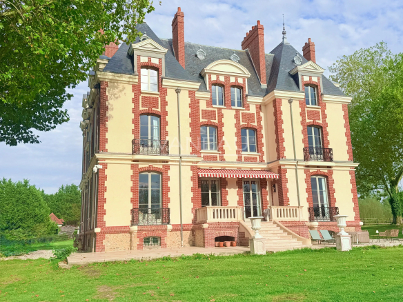 Château de style classique entouré de verdure, situé dans le Pays d'Auge, près de Saint-Julien-sur-Calonne.