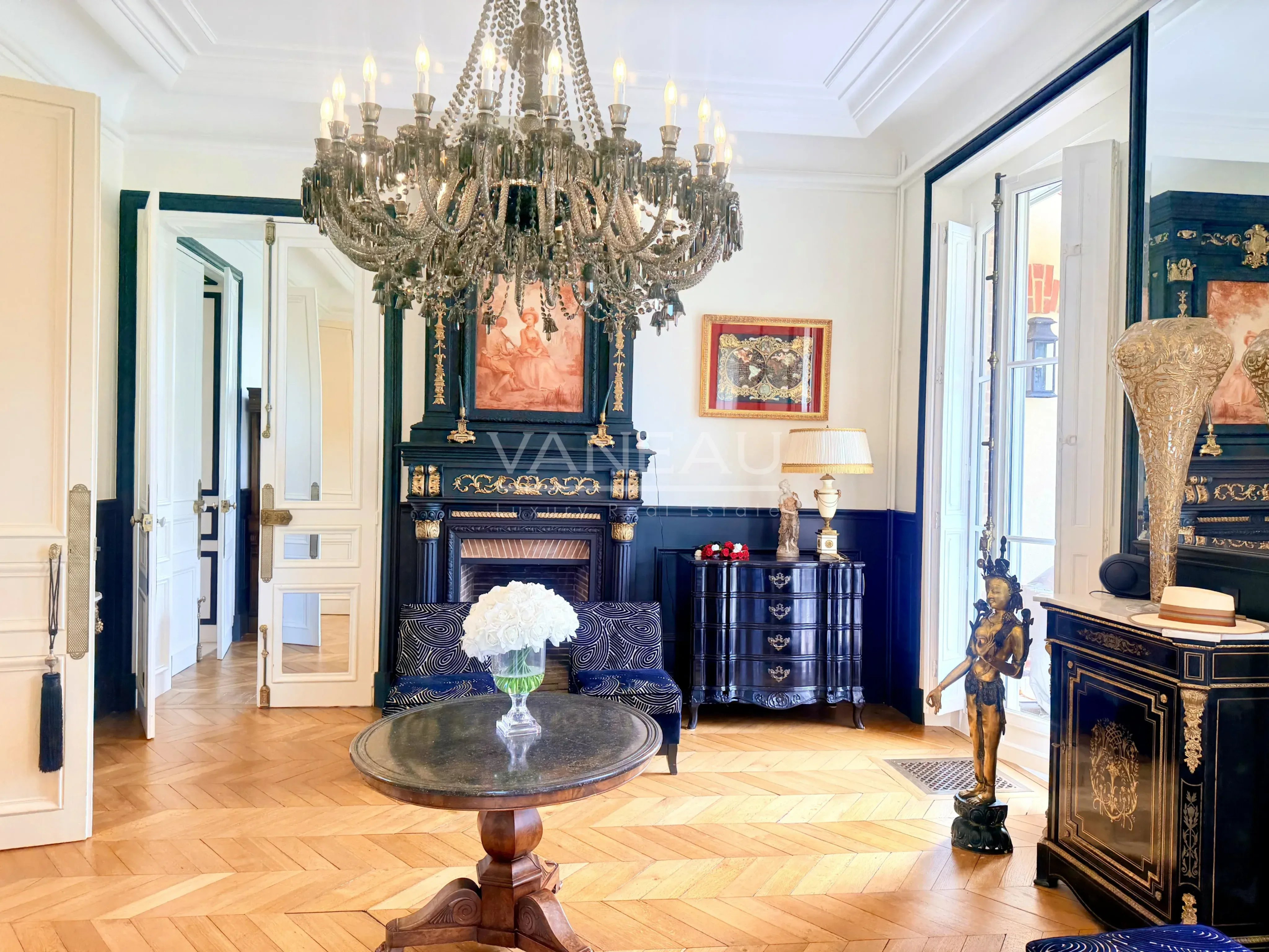 Intérieur élégant d’un château Intérieur d'un château avec lustre, salon élégant et mobilier ancien.