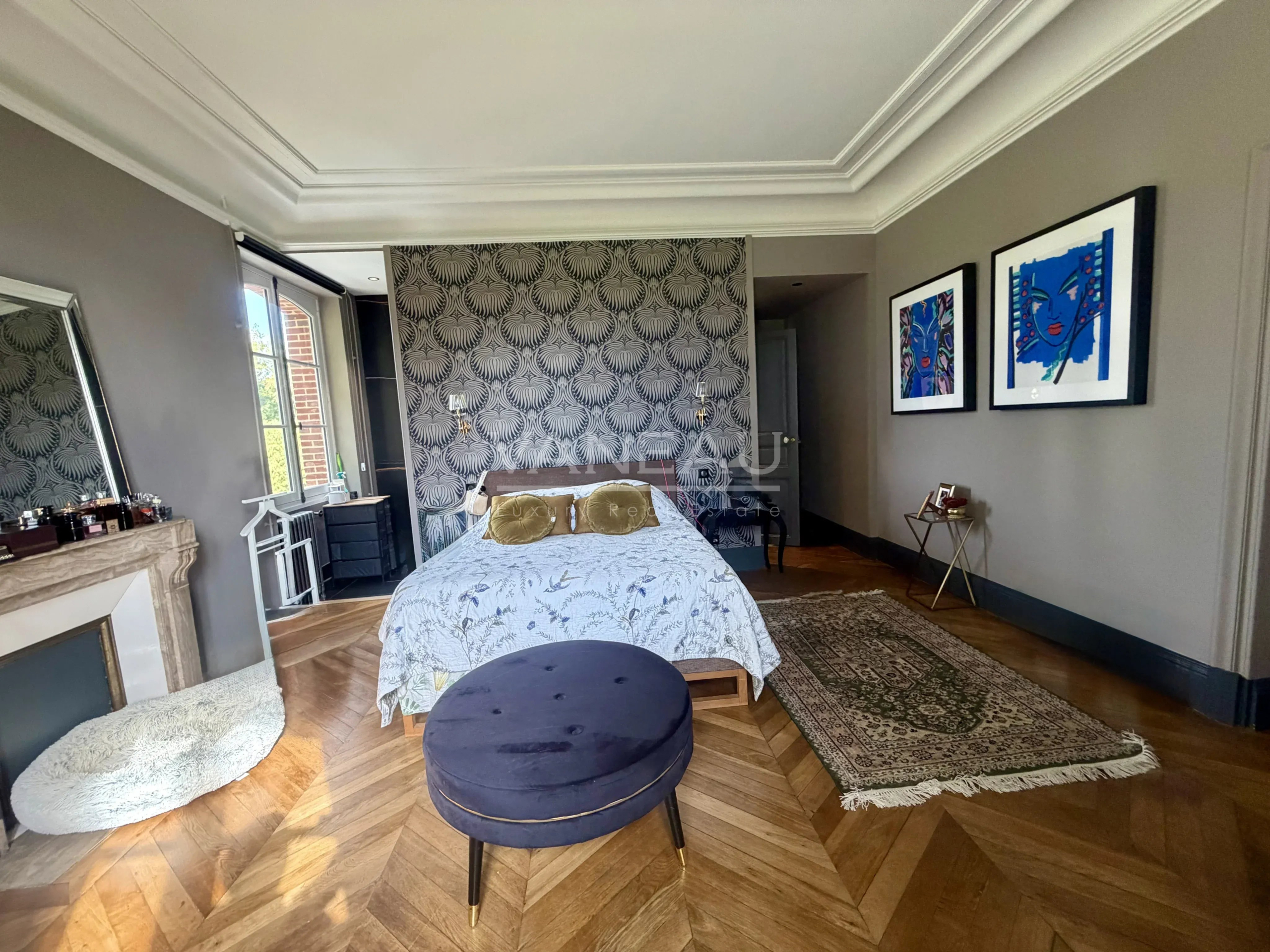 Chambre du château au Pays d’Auge Chambre d'un château avec décoration élégante, parquet et œuvres d'art.