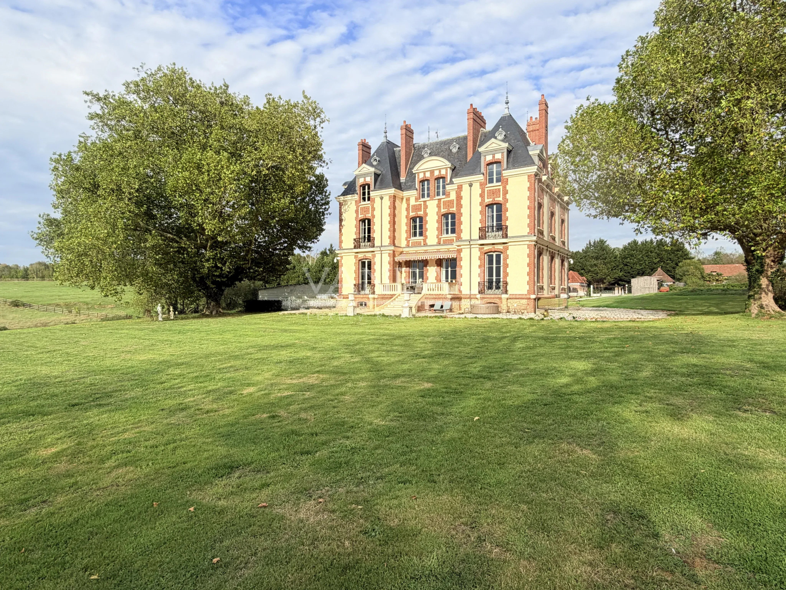 Château dans le Pays d’Auge Château de style 1900 sur un domaine de 7,8 hectares à Saint-Julien-sur-Calonne, Pays d'Auge.