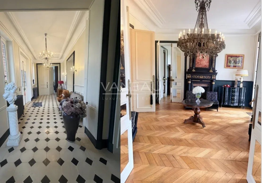 Intérieur d’un château dans le Pays d’Auge Intérieur d'un château avec couloir et salon, sol en parquet, lustre et décorations élégantes.
