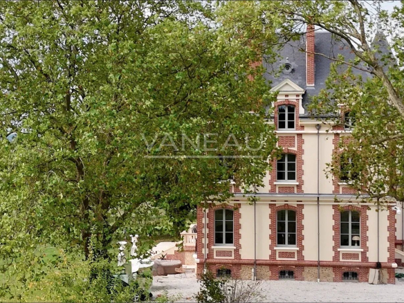 Château de 1900 entouré d'arbres sur une propriété équestre de 7,8 ha à Saint-Julien-sur-Calonne.