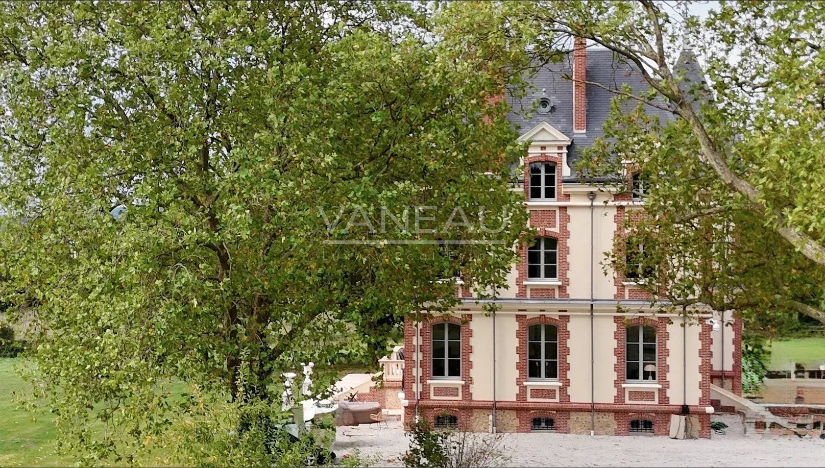 Château équestre au Pays d’Auge Château de 1900 entouré d'arbres sur une propriété équestre de 7,8 ha à Saint-Julien-sur-Calonne.