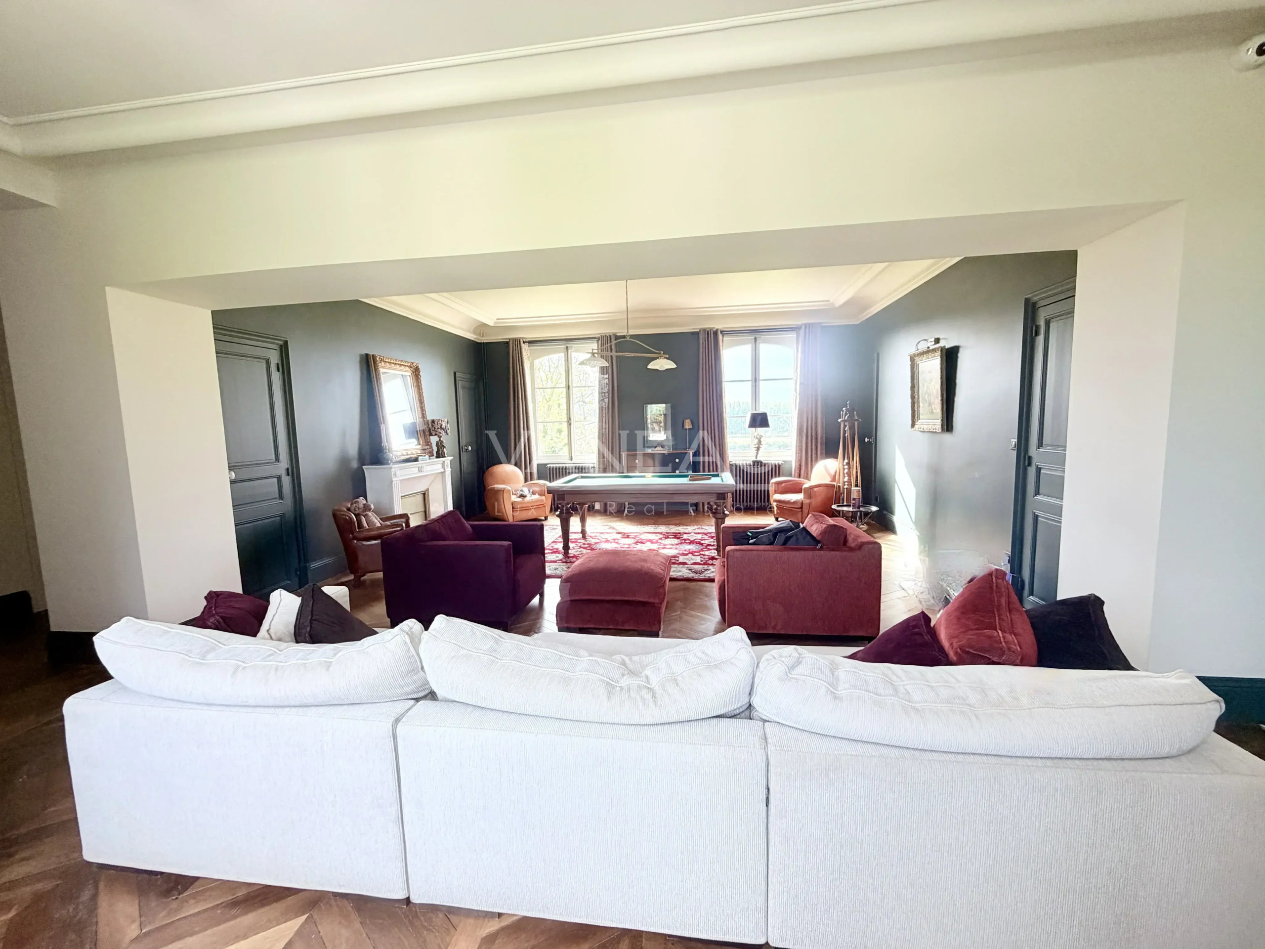 Salon d’une propriété équestre Intérieur d'un salon spacieux avec des canapés confortables et une grande fenêtre.