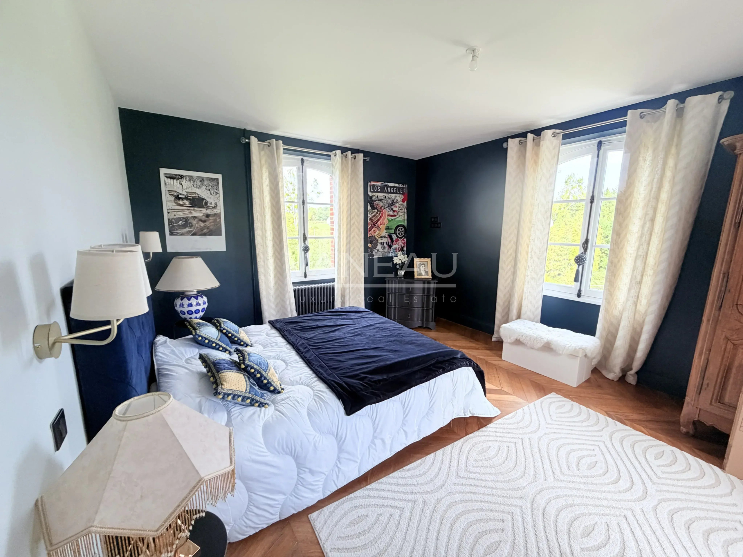 Chambre de la propriété équestre Chambre d'une propriété équestre avec décoration moderne et fenêtres donnant sur le jardin