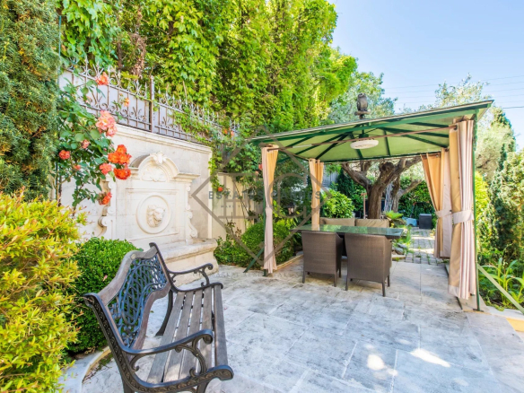 Villa de prestige au Cap d’Antibes – Domaine fermé, plage accessible à pied