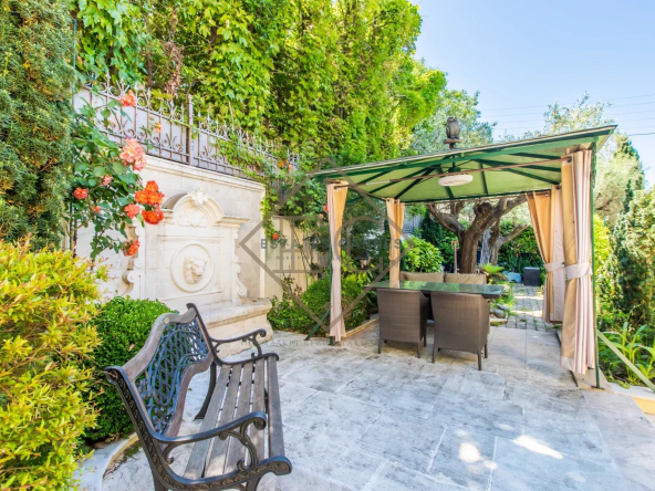Villa de prestige au Cap d’Antibes – Domaine fermé, plage accessible à pied
