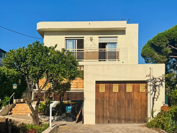 Cannes – Maison de ville Art Déco à fort potentiel, à 15 min du Palais des Festivals