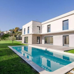 Villa contemporaine neuve au cœur de Mougins — cadre verdoyant et prestations haut de gamme