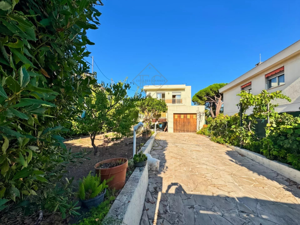 Cannes – Art Deco townhouse with great potential, 15 minutes from the Palais des Festivals