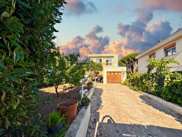 Cannes – Maison de ville Art Déco à fort potentiel, à 15 min du Palais des Festivals