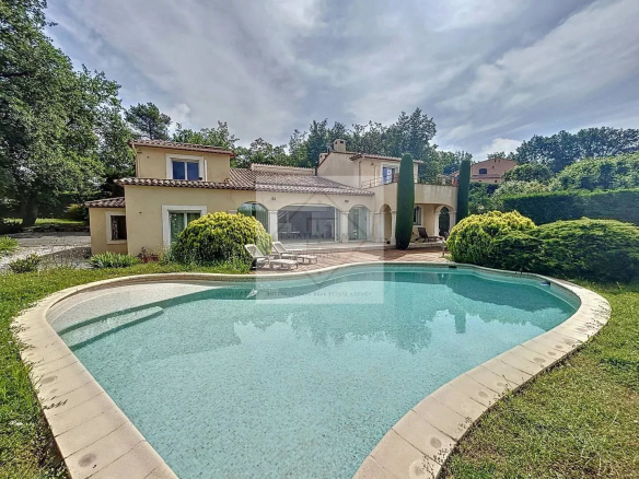 Elegance and Serenity: Your Haven of Peace in Roquefort-les-Pins