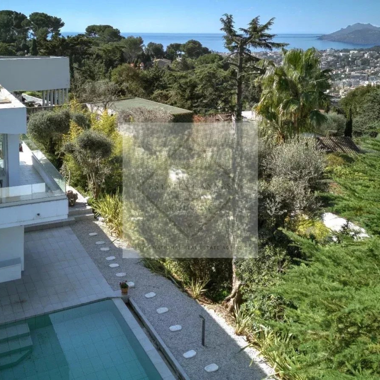 Panoramic sea view – Exceptional villa with great potential