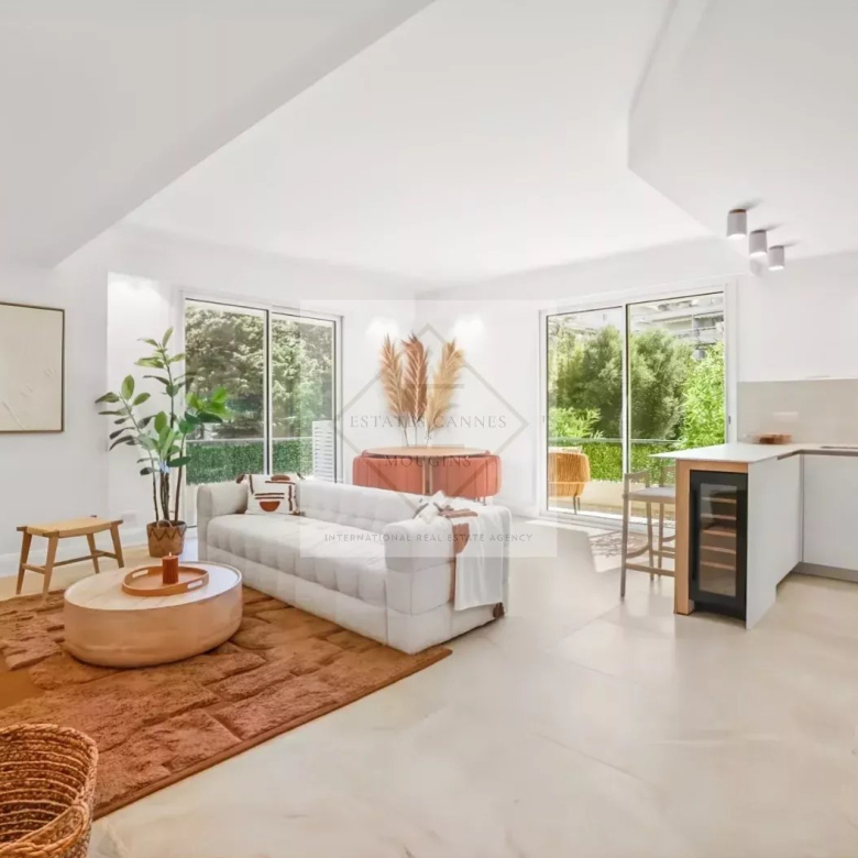 EXCEPTIONNEL À CANNES – première ligne – Vue mer panoramique