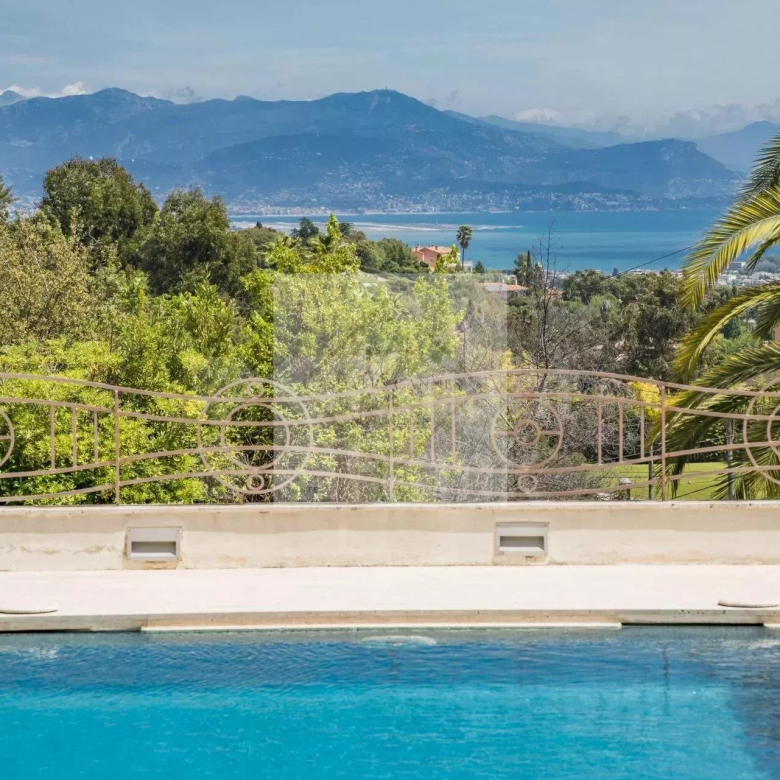 Panoramic sea view for this superb, fully renovated 2-bedroom apartment