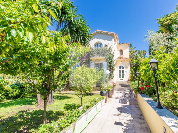 Luxury villa in Cap d'Antibes – Gated community, beach within walking distance