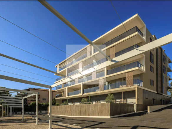 Juan-les-Pins – 4-room apartment on the top floor, walking distance to the beach