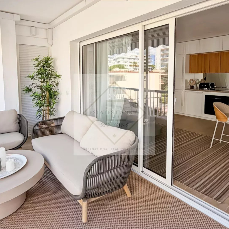 Brand new 3-room apartment on the top floor – close to the beach in Juan-les-Pins!