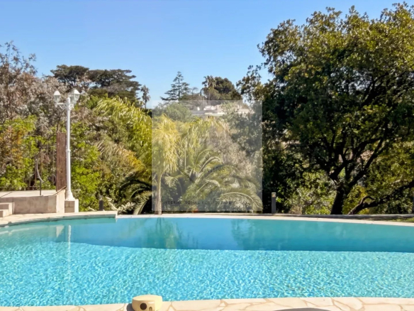 Mandelieu – Rare opportunity: exceptional plot of land with existing house and project for a contemporary villa of 600 m² with planning permission granted