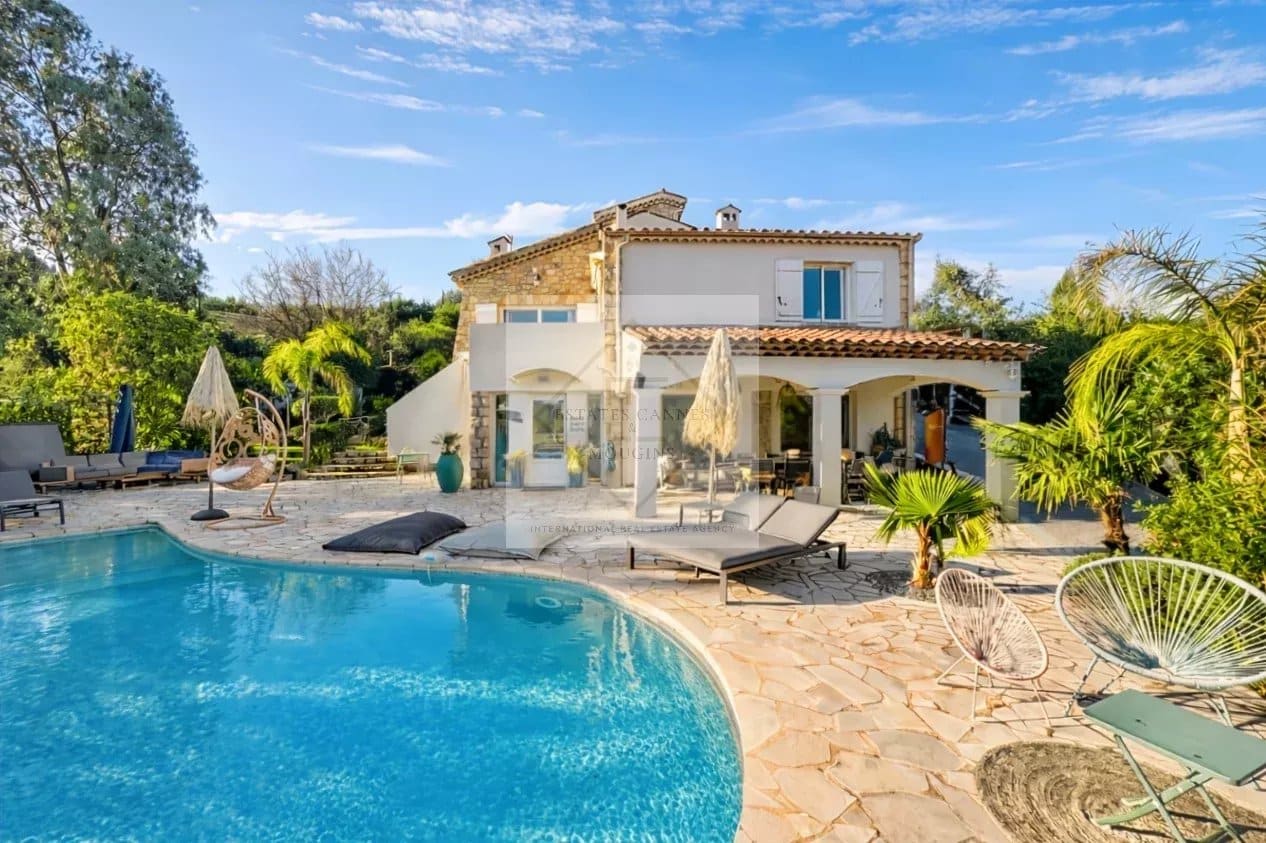 House with swimming pool in Mandelieu House with swimming pool and garden in Mandelieu-la-Napoule, land of approximately 3,300 m².