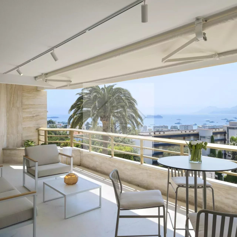 Juan-les-Pins – brand new beachfront apartment