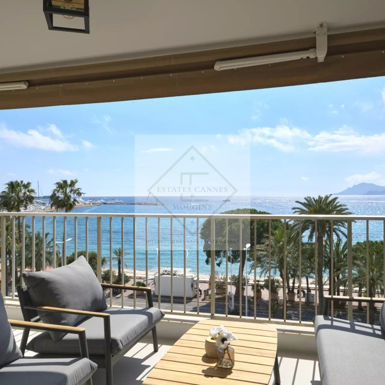MOUGINS – VILLA CONTEMPORAINE NEUVE AVEC ACCÈS PRIVATIF DANS UN ENVIRONNEMENT PRIVILÉGIÉ
