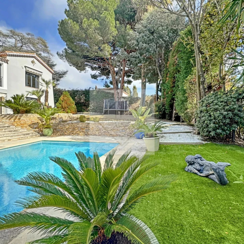Villa de luxe à Cannes : Écrin d’élégance avec vue mer panoramique dans un domaine privé