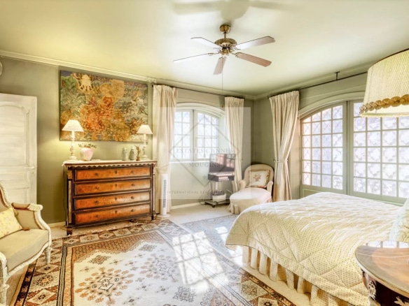 Chambre d'une villa à Mougins avec mobilier ancien et lumière naturelle