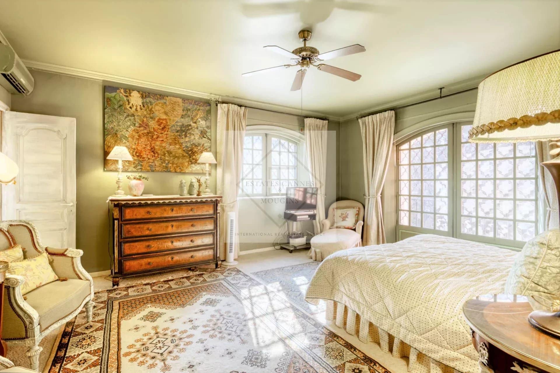 Chambre d'une villa à Mougins avec mobilier ancien et lumière naturelle
