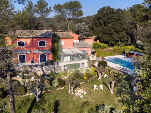 Villa à Mougins avec piscine et jardin, entourée d'arbres, dans un environnement calme.