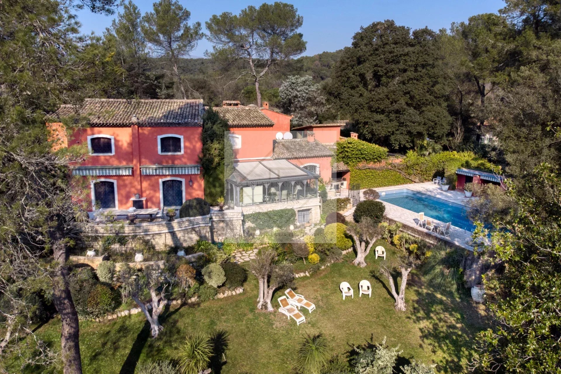 Villa à Mougins avec piscine et jardin, entourée d'arbres, dans un environnement calme.