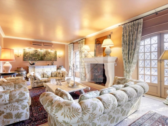Intérieur d'une villa à Mougins avec un salon lumineux et des canapés confortables.