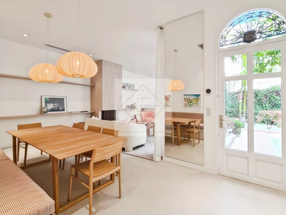 Intérieur d'une maison de ville à Cannes avec salle à manger et accès à un jardin.