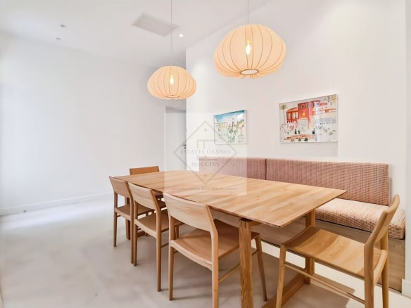 Intérieur d'une maison de ville à Cannes avec une salle à manger moderne et des luminaires design.