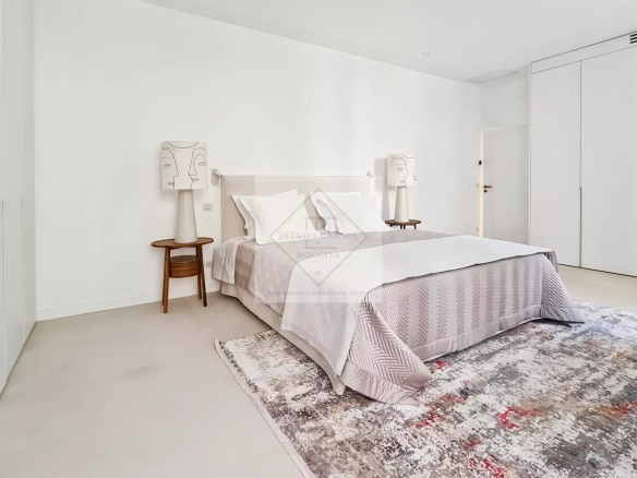 Chambre moderne avec lit double et décoration minimaliste dans une maison de ville à Cannes.