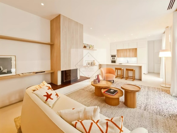 Intérieur d'une maison de ville moderne avec salon et cuisine ouverte à Cannes.