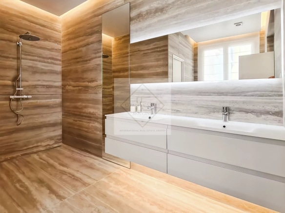Salle de bain moderne avec douche et meuble lavabo dans une maison de ville à Cannes.