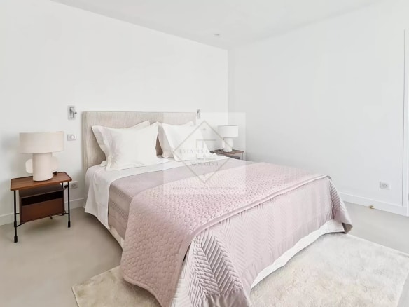Chambre d'une maison de ville à Cannes, avec lit double et décoration moderne.
