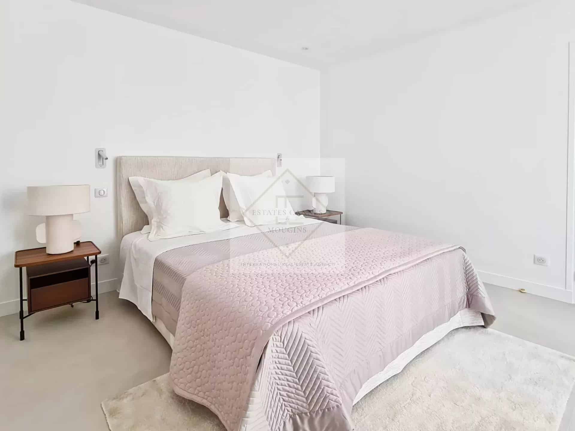 Chambre d'une maison de ville à Cannes, avec lit double et décoration moderne.