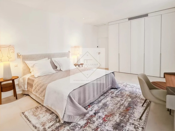 Chambre spacieuse avec lit double et décoration moderne dans une maison de ville à Cannes.