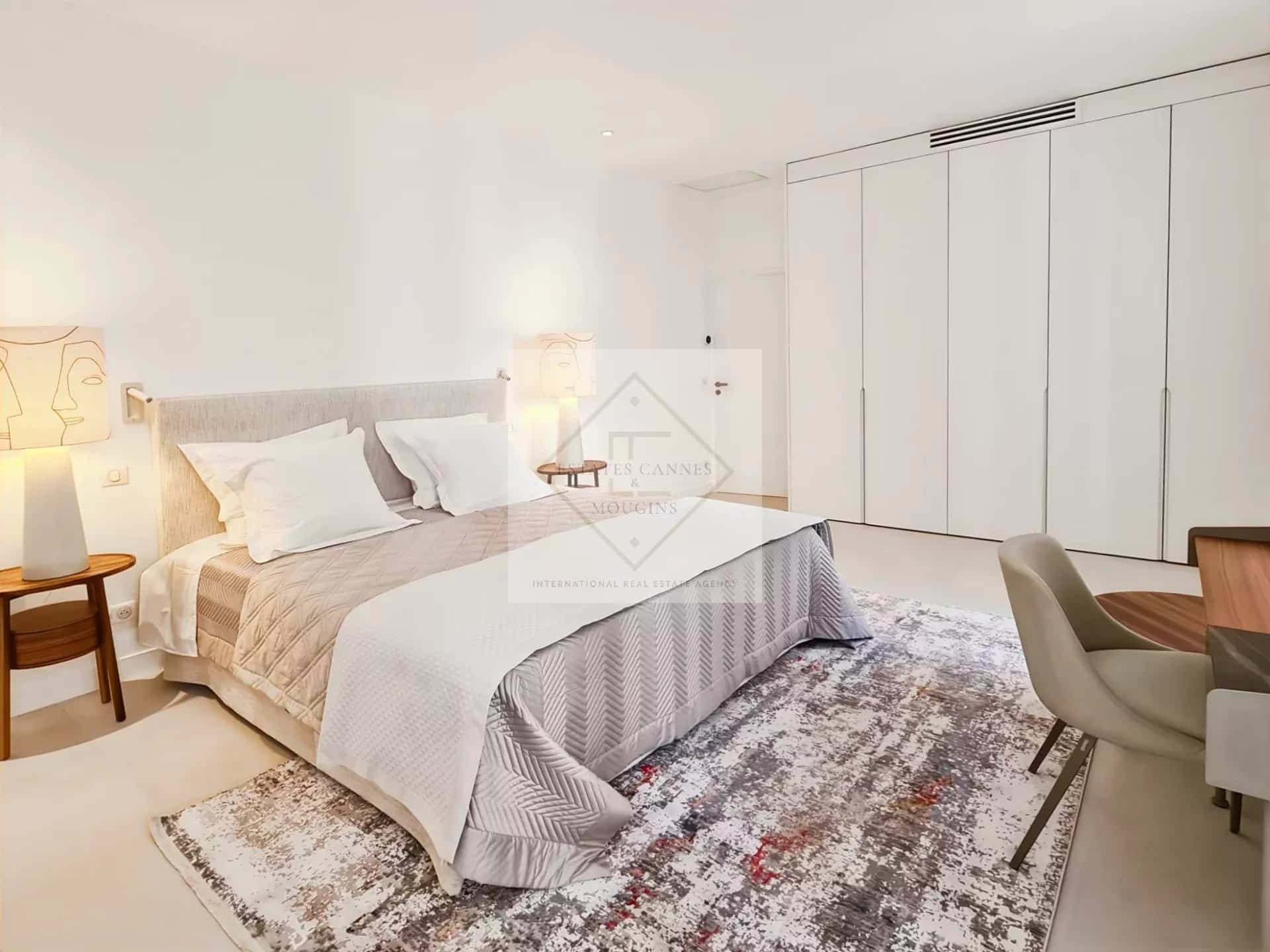 Chambre spacieuse avec lit double et décoration moderne dans une maison de ville à Cannes.