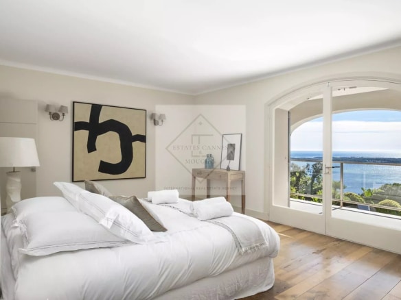 Room in a spacious villa in Cannes with a view of the Mediterranean Sea.